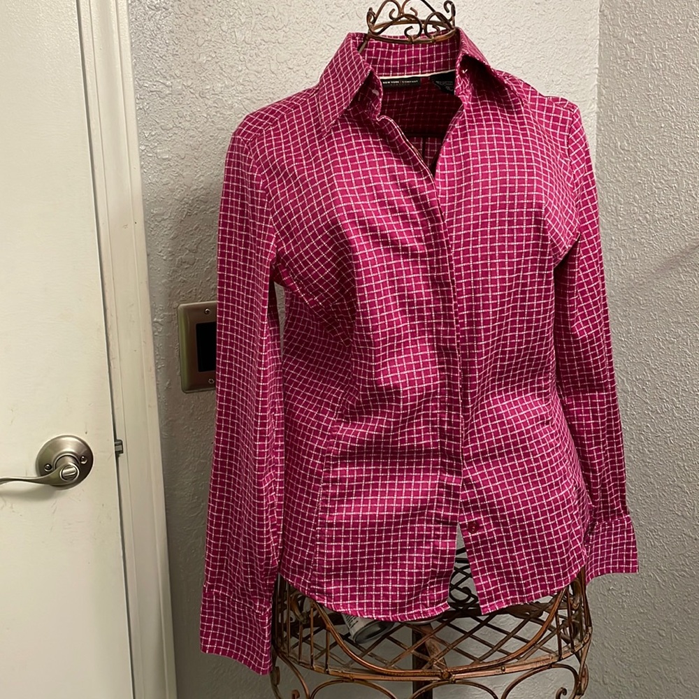 NEW YORK & COMPANY Stretch Sz Medium Raspberry Button Front Long Sleeve Shirt